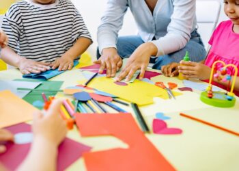 Una profesora en la UCI, un estudiante en crisis y una ley cuestionada: el caso que pone en jaque la inclusión escolar en Chile